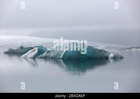 Cubitos de hielo y gársena de hielo en el lago Jokulsarlon, al sureste de Islandia Foto de stock