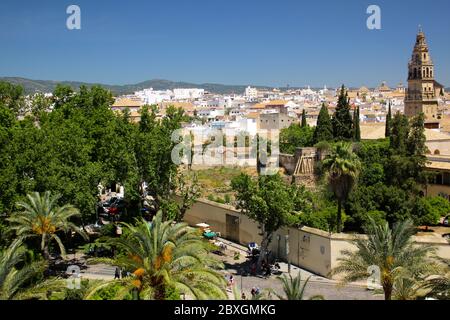 El Alcázar de los Reyes Cristianos (El lugar real de los reyes cristianos) Vista de Córdoba desde una de las torres almenadas y. campanario España
