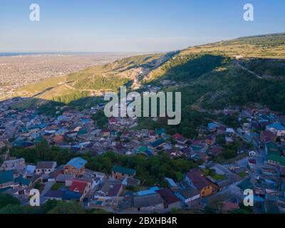 El paisaje de la aldea de Tarki en Rusia hecho de una montaña con un cielo azul claro. Foto de alta calidad Foto de stock