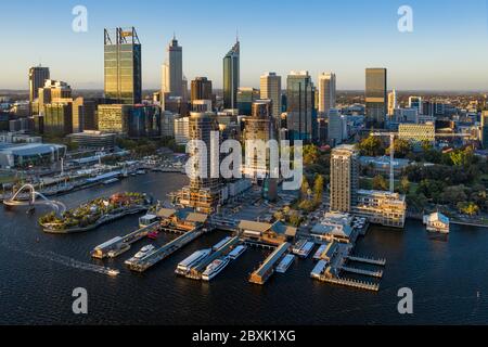 Perth Australia 5 de noviembre de 2019: Vista aérea de Elizabeth Quay y la hermosa ciudad de Perth en el río Swan al atardecer Foto de stock