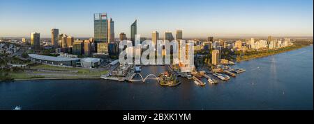 Perth Australia 5 de noviembre de 2019: Vista panorámica aérea de la hermosa ciudad de Perth en el río Swan al atardecer Foto de stock