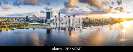 Perth Australia Occidental 18 de septiembre de 2019 : Vista panorámica aérea de la hermosa ciudad de Perth al amanecer Foto de stock