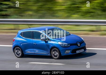 2014 azul Renault Clio GT Line TCE Auto; vehículos de circulación, coches de circulación en carreteras del Reino Unido, motores, motorización en autopista M6 Foto de stock