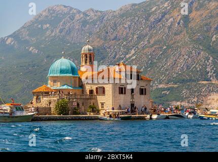 Nuestra Señora de las rocas Iglesia católica Romana, Perast, Montenegro Foto de stock