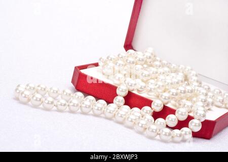 perlas en una caja roja Foto de stock