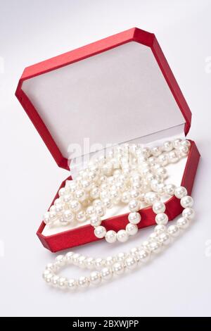 perlas en una caja roja Foto de stock