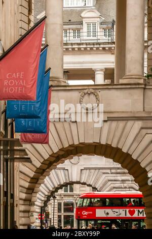 Hotel Café Royal en Londres con autobús de dos pisos Foto de stock