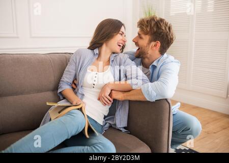 Una pareja joven feliz pasando un día en casa y sintiéndose increíble Foto de stock
