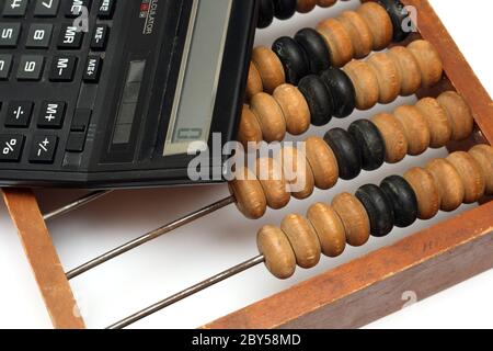 antiguo abaco de madera y calculadora electrónica Foto de stock