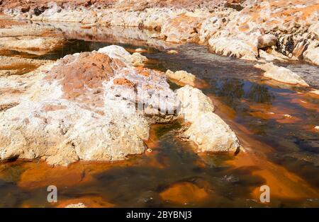 Piedras de río Tinto ácidas Foto de stock