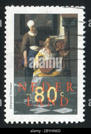PAÍSES BAJOS - ALREDEDOR de 1996: Pinturas de Johannes Vermeer. Una dama escribiendo una carta, con su mucama, alrededor de 1996.