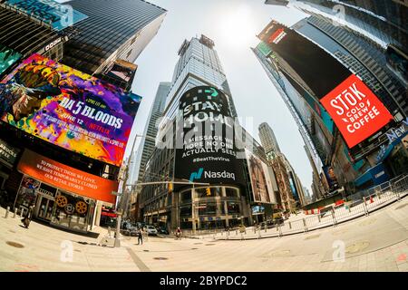 Publicidad En La Pantalla Gigante De Video Nasdaq En Times Square En Nueva York El Martes 9 De Junio De 2020 C Richard B Levine Fotografia De Stock Alamy