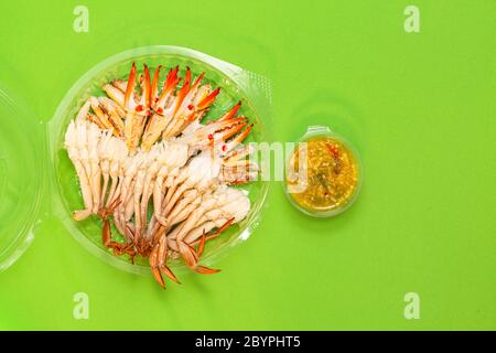 Cangrejo recién cocido seleccione garra de cangrejo en un plato con salsa  de mariscos lista para servir Fotografía de stock - Alamy