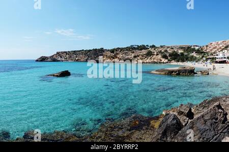 Cala Tarida en Ibiza Playa de San José en las Islas Baleares Foto de stock