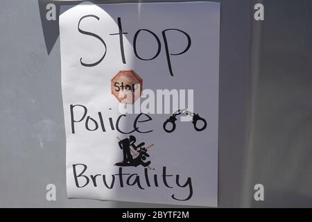 Un signo escrito a mano que dice detener la brutalidad policial. Foto de stock