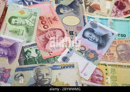 Mezcla de billetes de colores chinos, indios, japoneses, lao y tailandeses de cerca. Foto de stock
