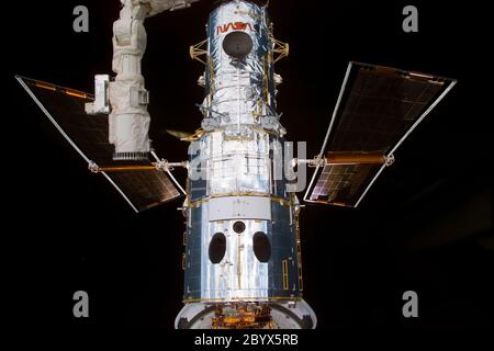 S82-E-5175 (13 de febrero de 1997) --- Telescopio Espacial Hubble (HST) después de la captura atracada en el sistema de apoyo de Vuelo (FSS) en la bahía de carga útil del transbordador espacial Discovery. Esta vista se tomó con una cámara fija electrónica (ESC). Foto de stock