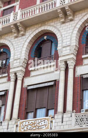 El edificio del banco NEO-Mamuk Misr construido por el arquitecto Antonio Lalsciac en 1927, el Cairo, Egipto Foto de stock