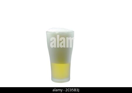 cerveza fría con espuma de vidrio sobre fondo blanco Foto de stock