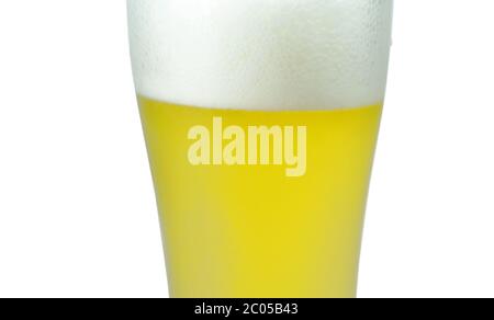 cerveza fría con espuma de vidrio sobre fondo blanco Foto de stock