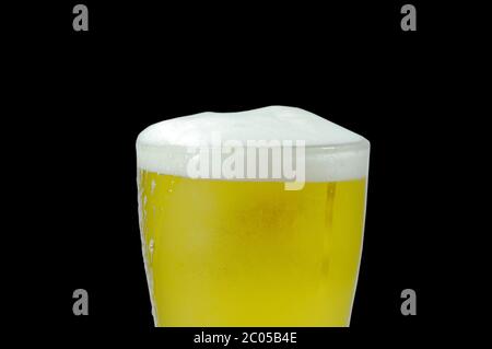 cerveza fría con espuma de vidrio sobre fondo negro Foto de stock