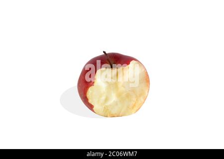 Rojo mordido de manzana aislada sobre fondo blanco Foto de stock
