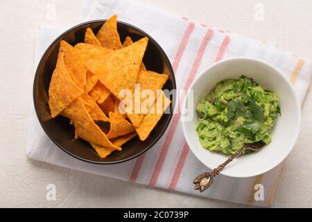 Receta de salsa mexicana guacamole, ingredientes en una mesa de cocina blanca, vista superior Foto de stock