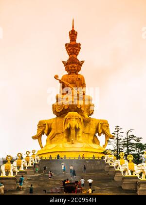 Buda de Oro en la cima del Monte Emei, Emeishan, Sichuan, China Foto de stock