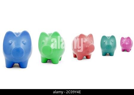 Bancos Piggy coloridos en una fila Foto de stock