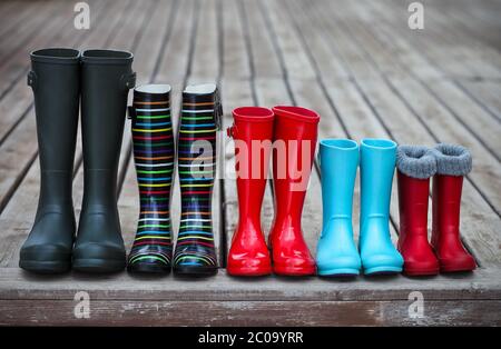 Cinco pares de botas de lluvia de colores