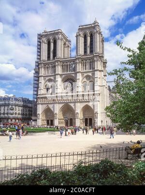 Fachada oeste de Notre-Dame de París, Parvis Notre-Dame – Place Jean-Paul-II, París, Île-de-France, Francia Foto de stock