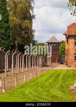 Cerca y torre de guardia del campo de concentración de Auschwitz (Oswiecim) Foto de stock