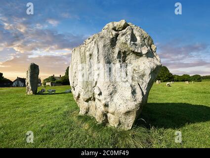 Avebury Neolítico de piedra de pie Círculo el más grande de Inglaterra, Wiltshire, Inglaterra, Europa
