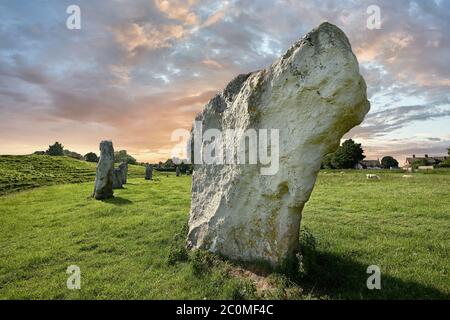 Avebury Neolítico de piedra de pie Círculo el más grande de Inglaterra, Wiltshire, Inglaterra, Europa