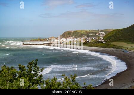 Vista de Aberystwyth mirando al norte sobre la playa de Tanybwlch desde el camino costero de Ceredigion Foto de stock