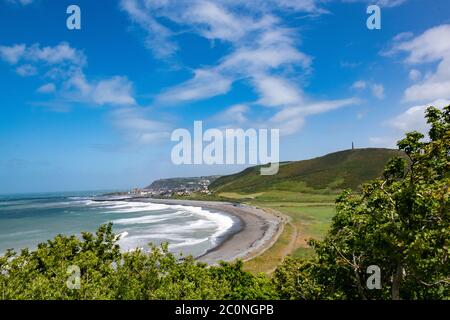 Vista de Aberystwyth mirando al norte sobre la playa de Tanybwlch desde el camino costero de Ceredigion Foto de stock