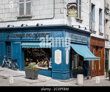 Pastelería Du Chateau en Saint Aignan una ciudad clásica de mercado en la región del Loira de Francia Pastelería Du Chateau en Saint Aignan una ciudad clásica de mercado en la región del Loira de Francia