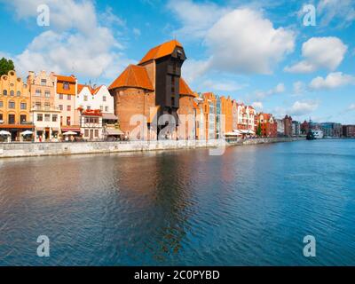 Casco antiguo de Gdansk con el río Motlawa y la antigua grúa, Polonia Foto de stock