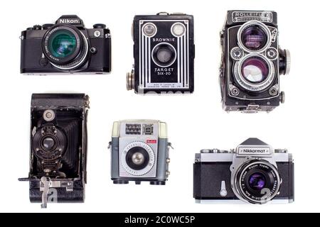 Colección de antiguas cámaras retro de incluye cámaras réflex de doble lente y SLR, así como algunas cámaras de apuntar y disparar Kodak Foto de stock
