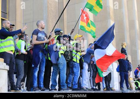 Los portadores de bandera de los manifestantes de los chaleco amarillo enojados rioting en Trocadero en París Foto de stock