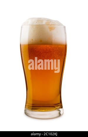 Frosty vaso de cerveza negra aislado sobre un fondo blanco Fotografía de  stock - Alamy