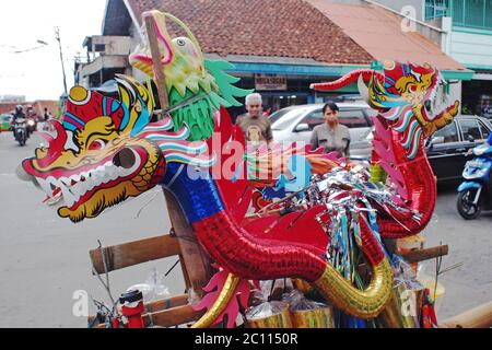 Bogor, Java Occidental, Indonesia - 28 de diciembre de 2013 : las trompetas de papel en varias formas se venden en la acera para dar la bienvenida al nuevo año Foto de stock