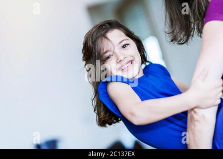 complicidad entre una niña muy linda y su madre