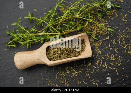 Tomillo Thymus vulgaris y una cuchara de madera Foto de stock