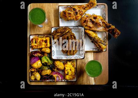 un tiro de pollo delicioso palitos de tambor piernas, lollypop, patties de  carnero, queso cottage, chutney de menta en vasos para una comida de  barbacoa punjabi norte de la india Fotografía de stock - Alamy