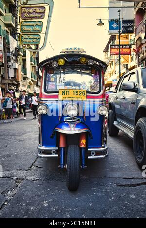 Bangkok, Tailandia 01.06.2020: Tuk Tuk, taxis tradicionales tailandeses esperando a los clientes durante la luz del día en la famosa calle Khaosan o Khao San Road of Ban Foto de stock