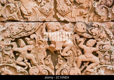 Antiguo relieve Khmer bajo tallado que muestra Sita siendo secuestrado por Ravan. Ram y Laxman miran desamparados. Parte de la leyenda hindú Ramayana. Sre. De Banteay Foto de stock