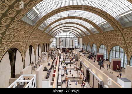 París, Francia, marzo de 28 2017: El interior del musee d'orsay. Se encuentra en la antigua Gare d'Orsay, una estación ferroviaria de Beaux-Arts
