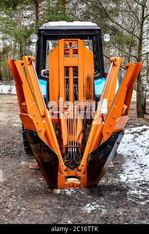 Técnica, máquina especial para trasplantar árboles grandes Fotografía de  stock - Alamy