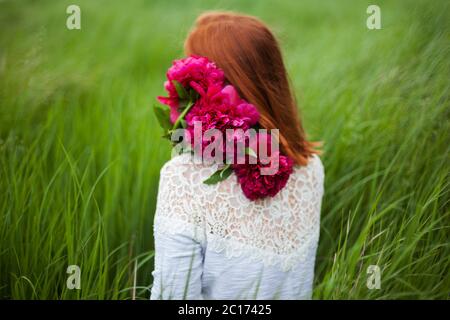 Garota Com Buquê De Peonias. Buquê De Peões. Entrega De Flores No Local De  Trabalho. Menina De Primavera Com Flores. Buquê Como Pr Imagem de Stock -  Imagem de feminilidade, senhora: 172671793